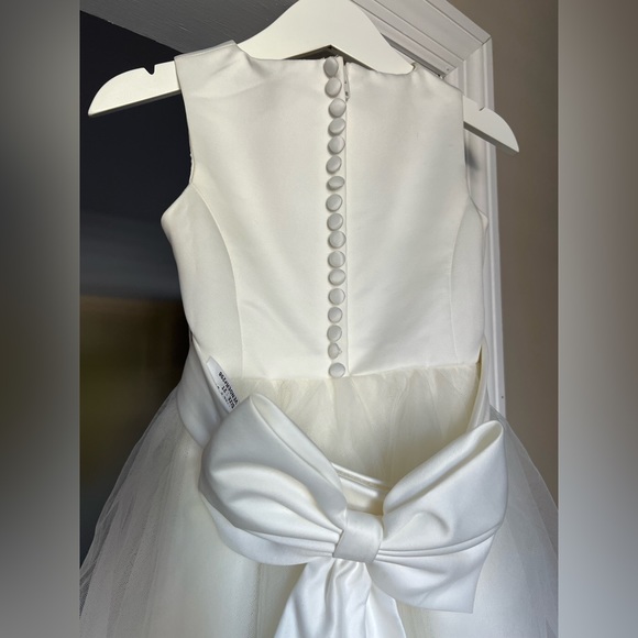 David’s bridal CROCHET CAP SLEEVE RUFFLE FLOWER GIRL DRES and headpiece. - Picture 4 of 8